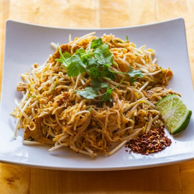 Pad Thai Chicken Noodle | Hủ Tiếu Xào Gà Thái.